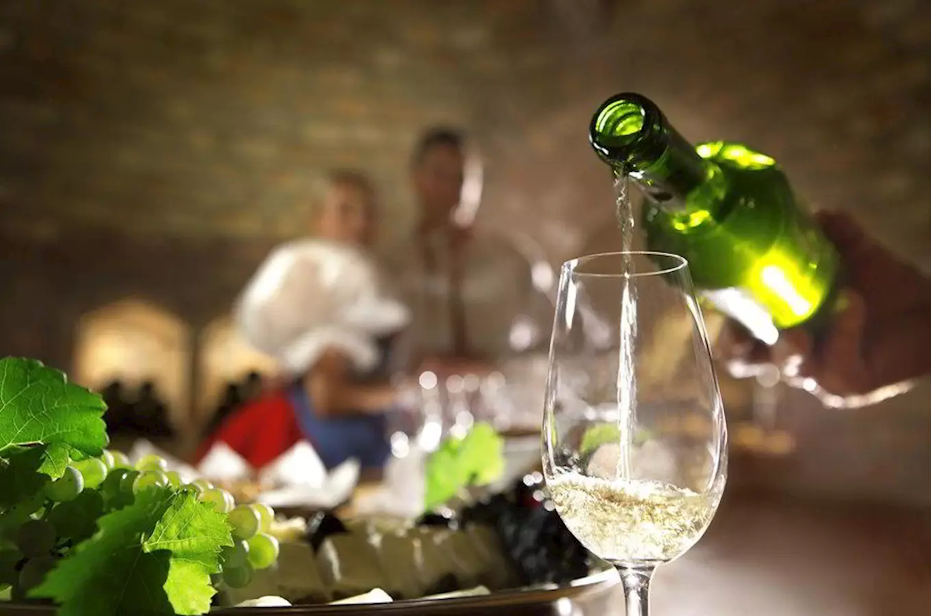 Kalendář 2024: k vinařům do sklepa – tipy na místa, kde mají vinné sklepy otevřeno celé léto