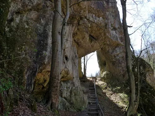 Zkamenělý zámek – mohutné vápencové skalisko
