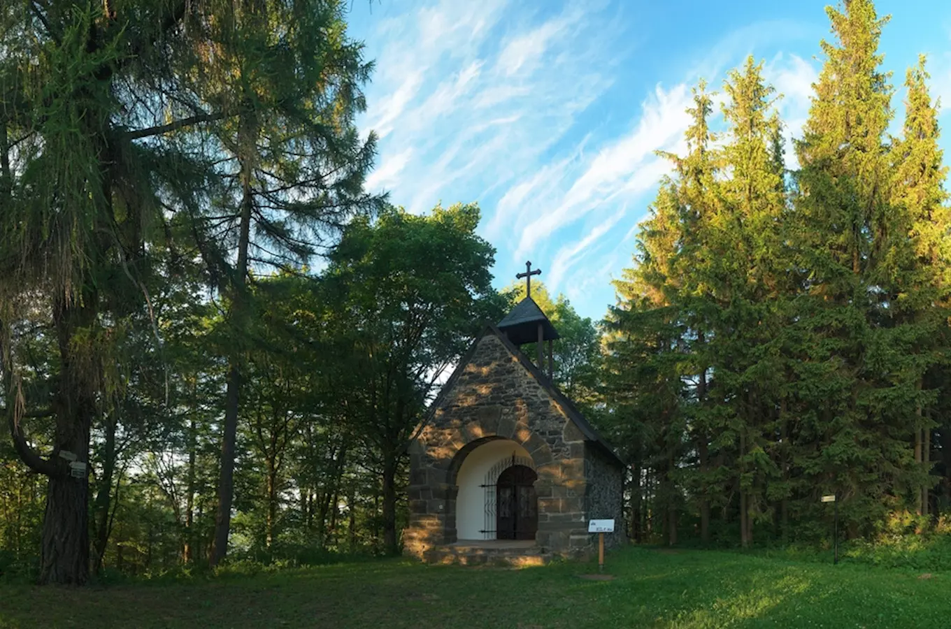 Kaple na vrchu Velký Roudný v Jeseníkách