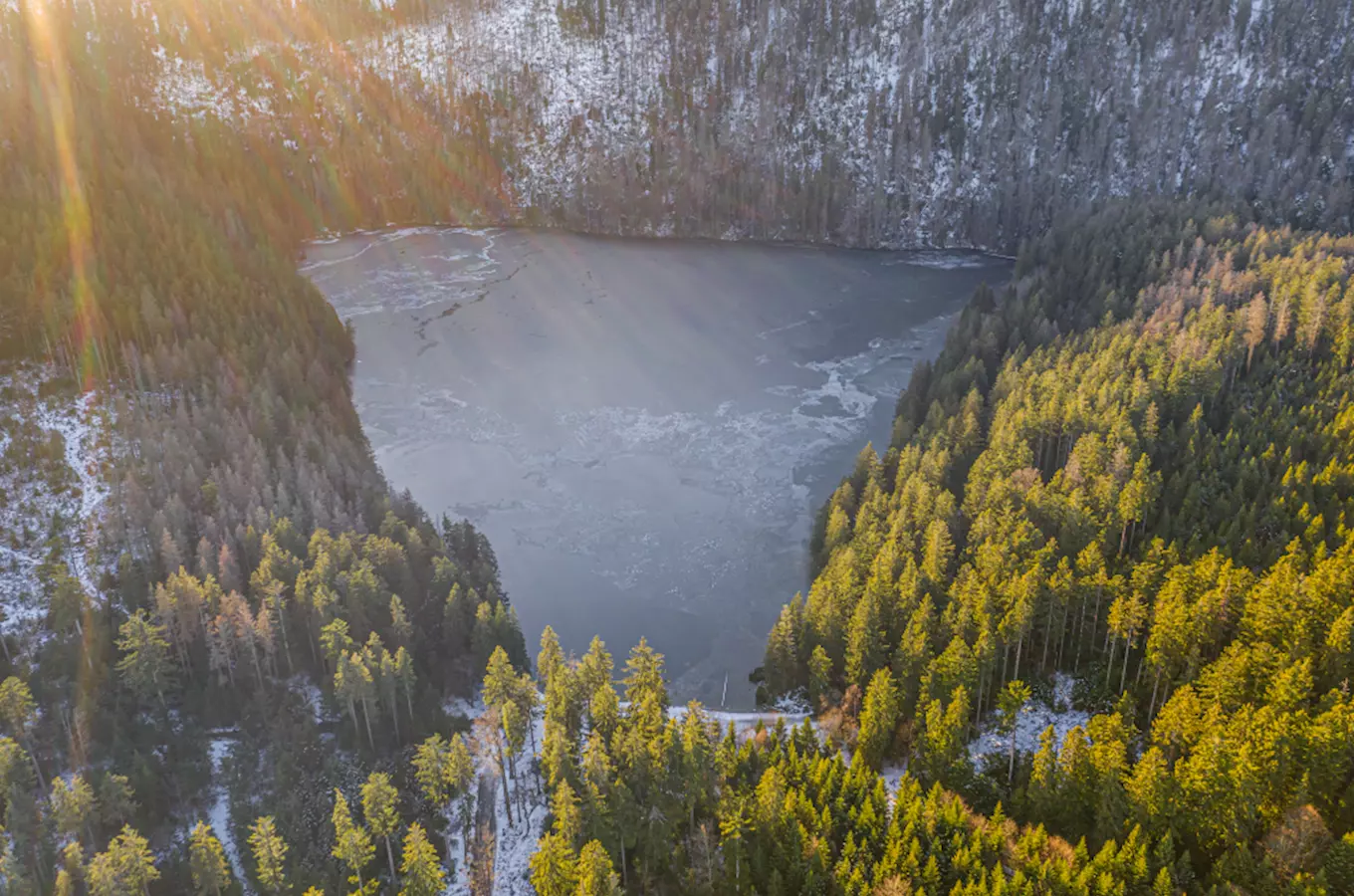 Černé jezero na Šumavě – největší přírodní jezero České republiky