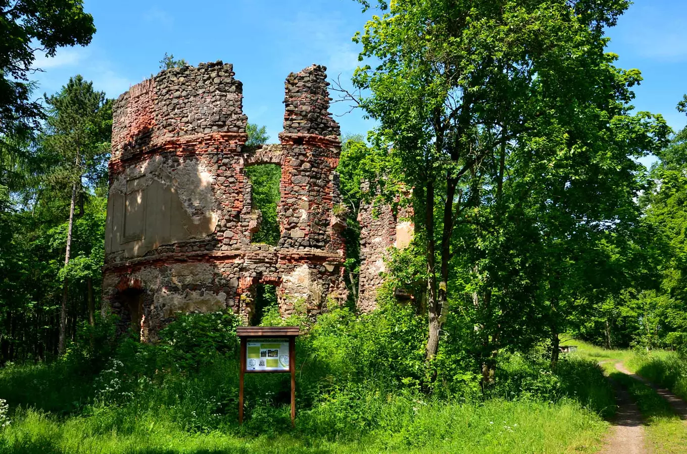 Zřícenina zámečku Mořičov projde revitalizací - bude v něm tábořiště s xylofonem