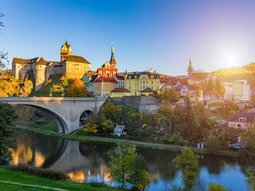 Nejnavštěvovanější turistické cíle Karlovarského kraje: hrad Loket, Motýlí dům Karlovy Vary a Boheminium Mariánské Lázně