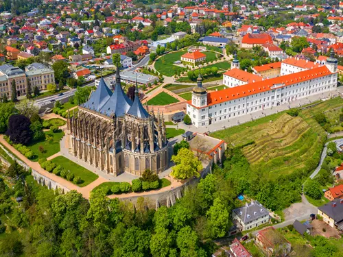 Novinky turistické sezóny středních Čech 2025: poutní i naučné stezky, oslavy UNESCO nebo expozice na hradě