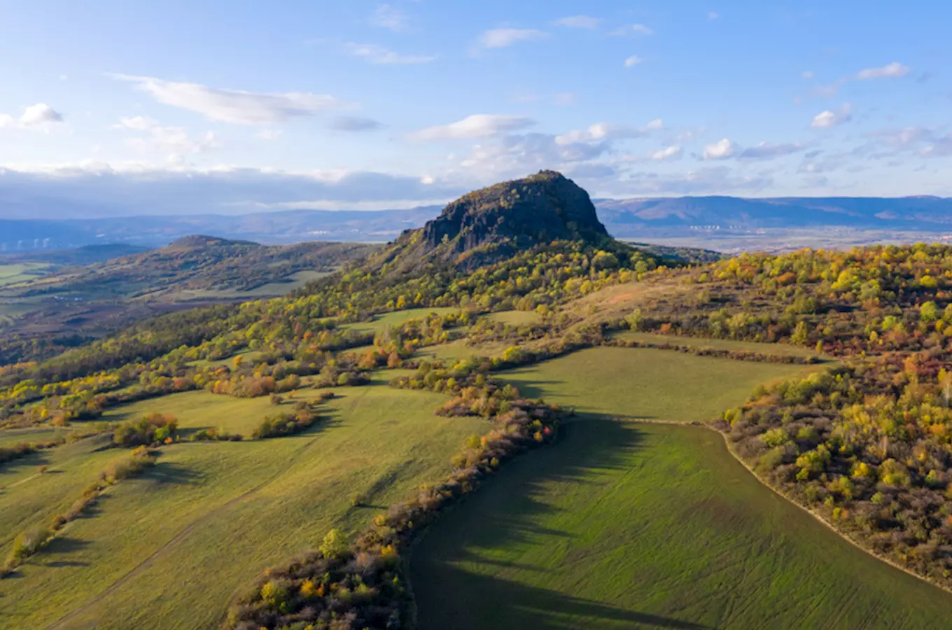 Znělcová hora Bořeň v Českém středohoří – geologický "bratr" Ďáblovy věže v americkém Wyomingu