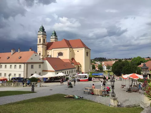 Letní pití vína & gastro festival na nádvoří zámku Valtice aneb Valtice po italsku
