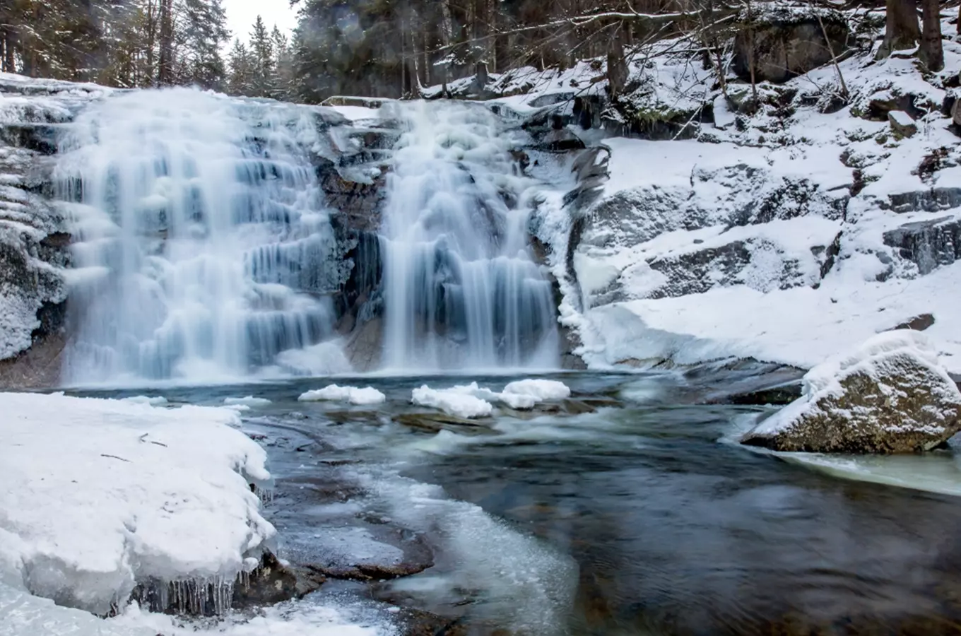 Tipy na výlety k nejhezčím zimním vodopádům 