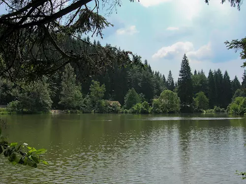 Jezero ve Velkých Karlovicích – slavné díky Karlu Jaromíru Erbenovi