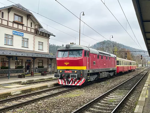 Historický vlak ve stanici Karlštejn