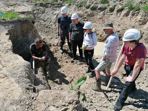 Zážitková těžba vltavínů nedaleko Českého Krumlova