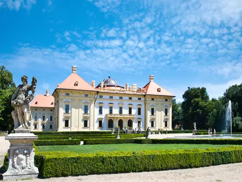 Na zámku ve Slavkově si prohlédnete dějiny módy na panenkách