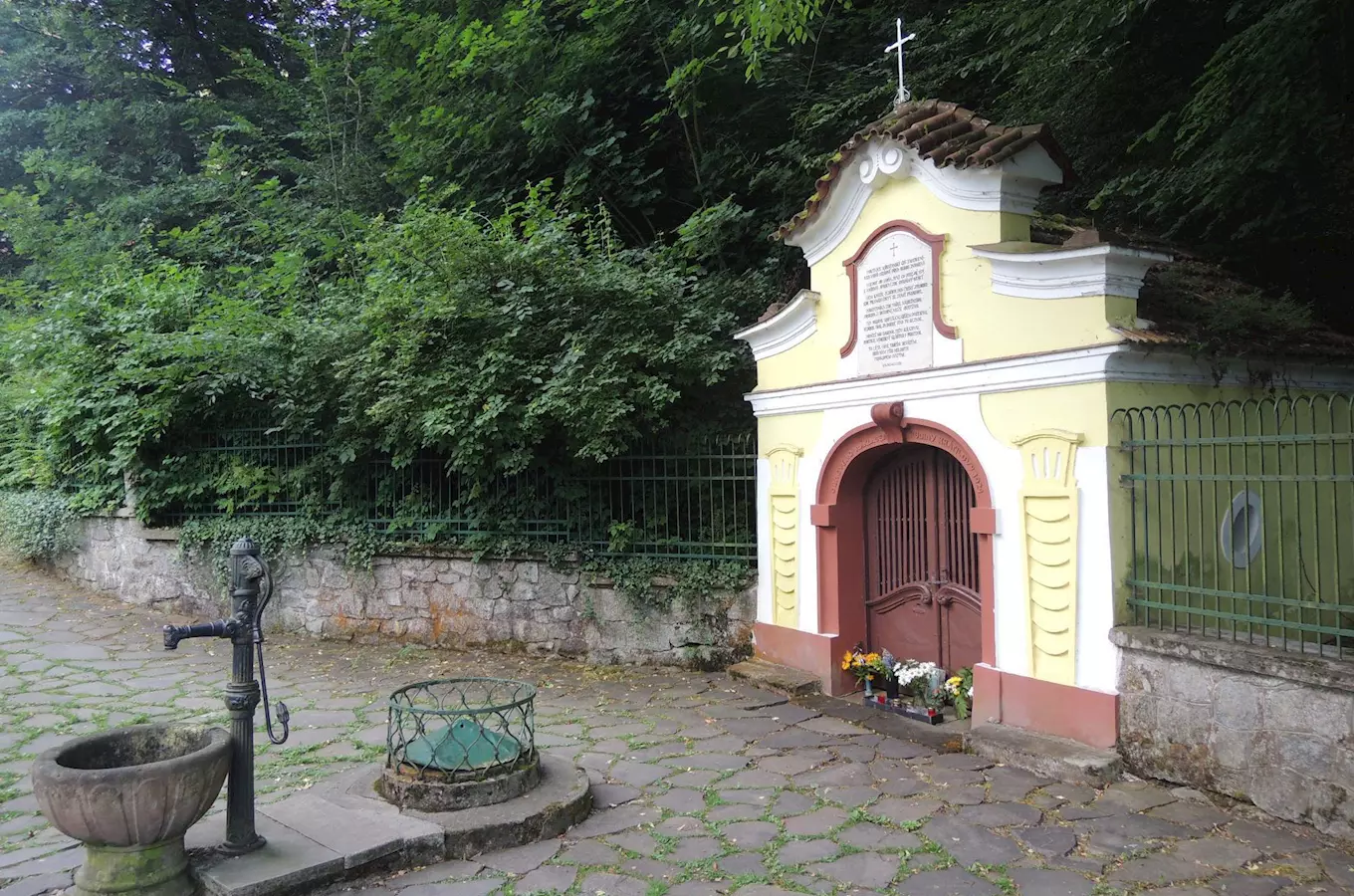 Kaple sv. Prokopa a studánka Vosovka v Sázavě