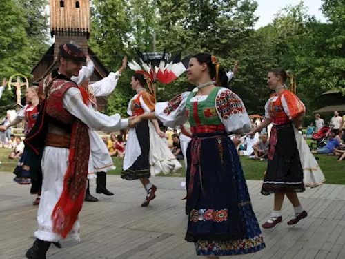 Na festivalu se představí řada folklorních souborů především z České republiky a Slovenska