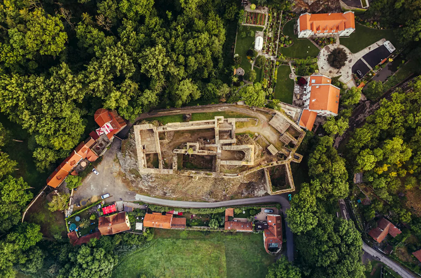 Zřícenina hradu Okoř – oblíbený výletní cíl nedaleko Prahy