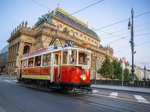 Historická tramvaj č. 42 bude červenci a srpnu křižovat Prahu častěji