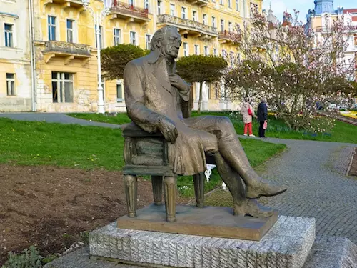 Bronzový pomník J. W. Goetha v Mariánských Lázních