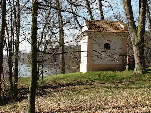  Kaple Nanebevzetí Panny Marie Na Rovínku nad přehradou Slapy