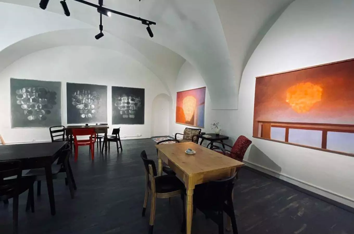 Vernisáž výstavy v galerii Korek v zámecké bráně ve Valticích