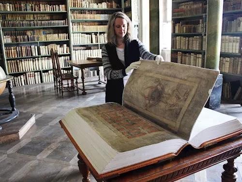 Kopie Dáblovy bible v broumovské klášterní knihovne. 