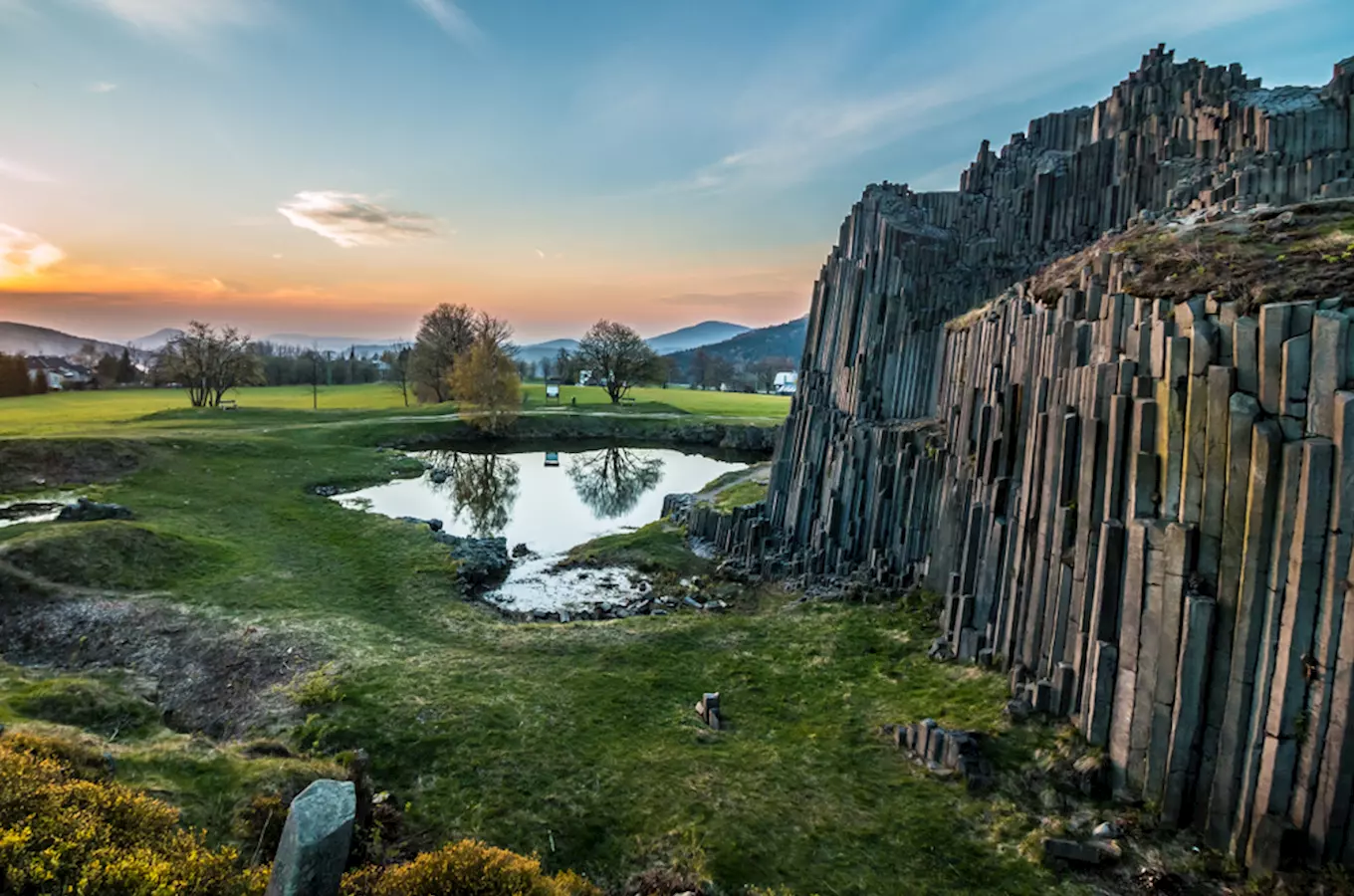 Panská skála u Kamenického Šenova – nejstarší chráněný geologický útvar