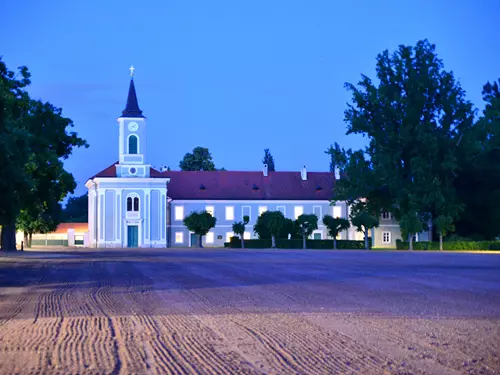 Muzejní noc na zámku Kladruby a ve hřbitovní kapli