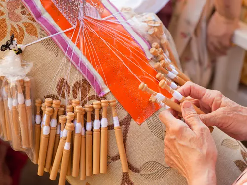Tradice tkaná paličkami: tipy, kam se vypravit za krajkářským uměním