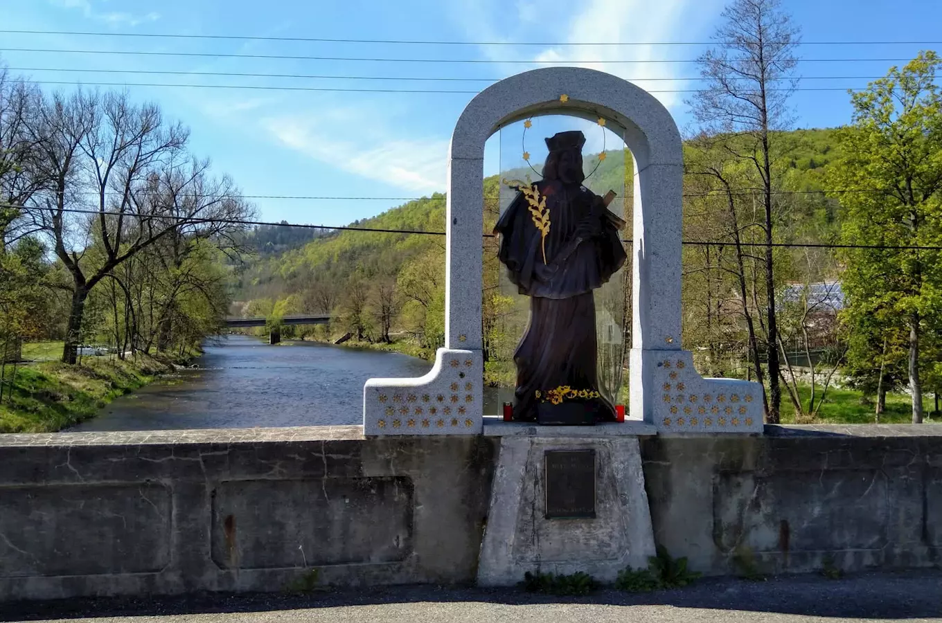 Skleněná plastika sv. Jana Nepomuckého na mostě v Čepicích
