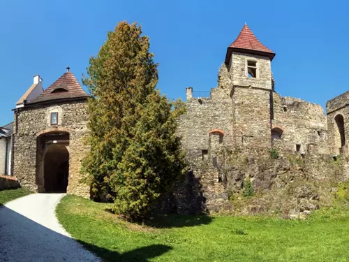 Hrad a zámek Klenová – galerie pod širým nebem