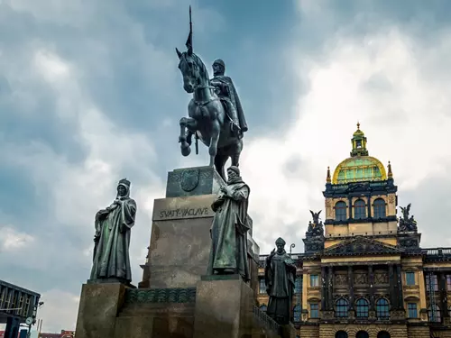 Socha svaté Ludmily na Václavském náměstí v Praze
