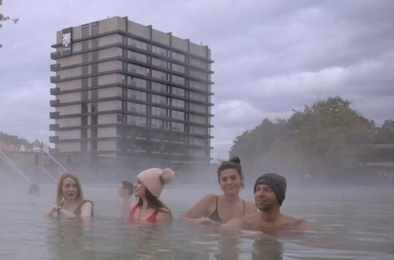 Bazénový a saunový resort Saunia na střeše hotelu Thermal