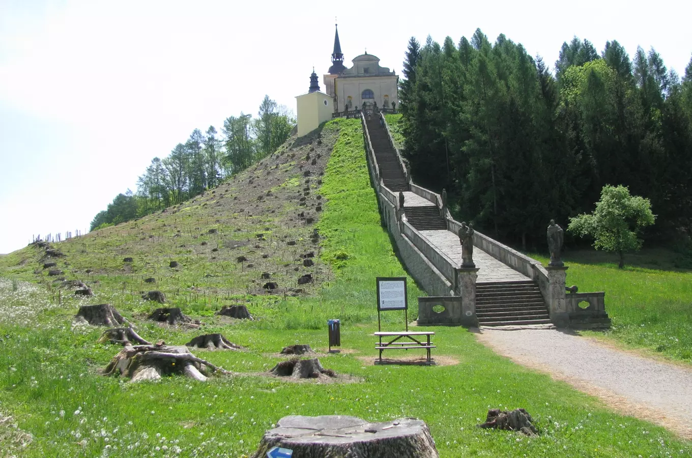 #světovéČesko a poutní kostel na Homoli: schody vedoucí až do nebe
