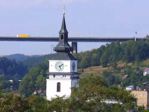 Kostelní vež s dálnicním mostem