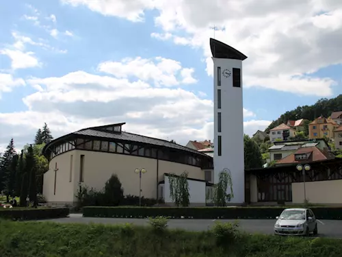 Kostel Svaté Rodiny v Luhačovicích – moderní stavba z konce 20. století