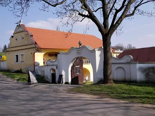 Kavárna Pod pavlačí – Knorův statek v Dolních Chabrech