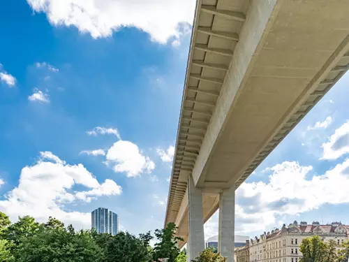 Nuselský most – most, kterým jezdí metro