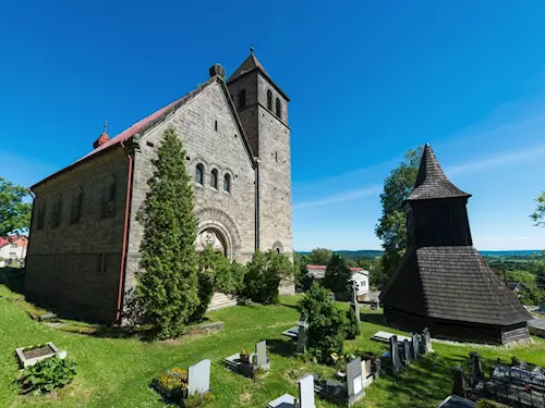Kostel Nanebevzetí Panny Marie s dřevěnou zvonicí v obci Vyskeř, kudy z nudy