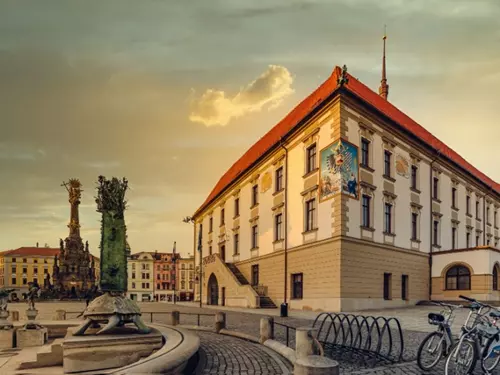 Raritní sluneční hodiny s habsburskou orlicí na olomoucké radnici