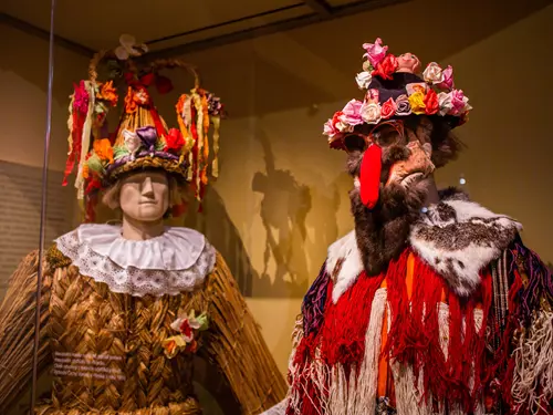 Masopustní kostýmy v expozici Národopisného muzea Národního muzea