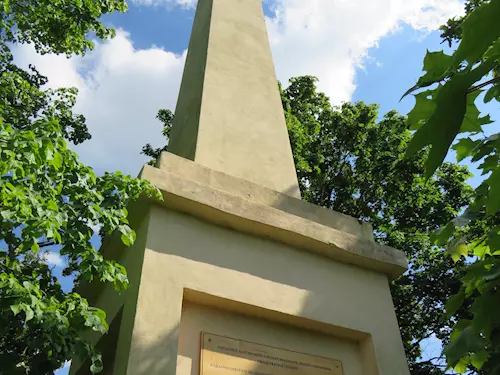 Stezka vede i okolo obelisku