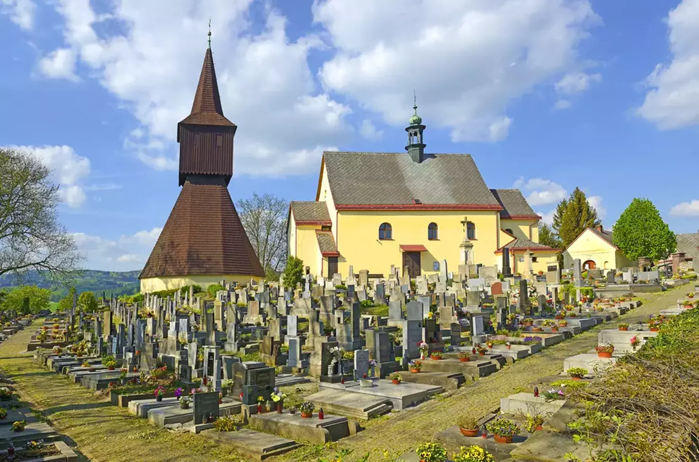 10 tipů kde najdete nejhezčí dřevěné kostely a zvonice aneb ve stínu i na výsluní