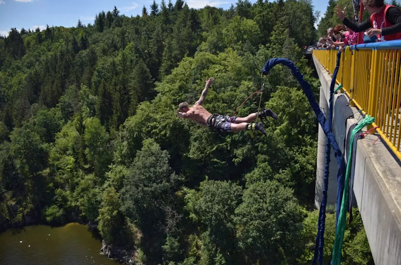 Bungee jumping ze Zvíkovského mostu