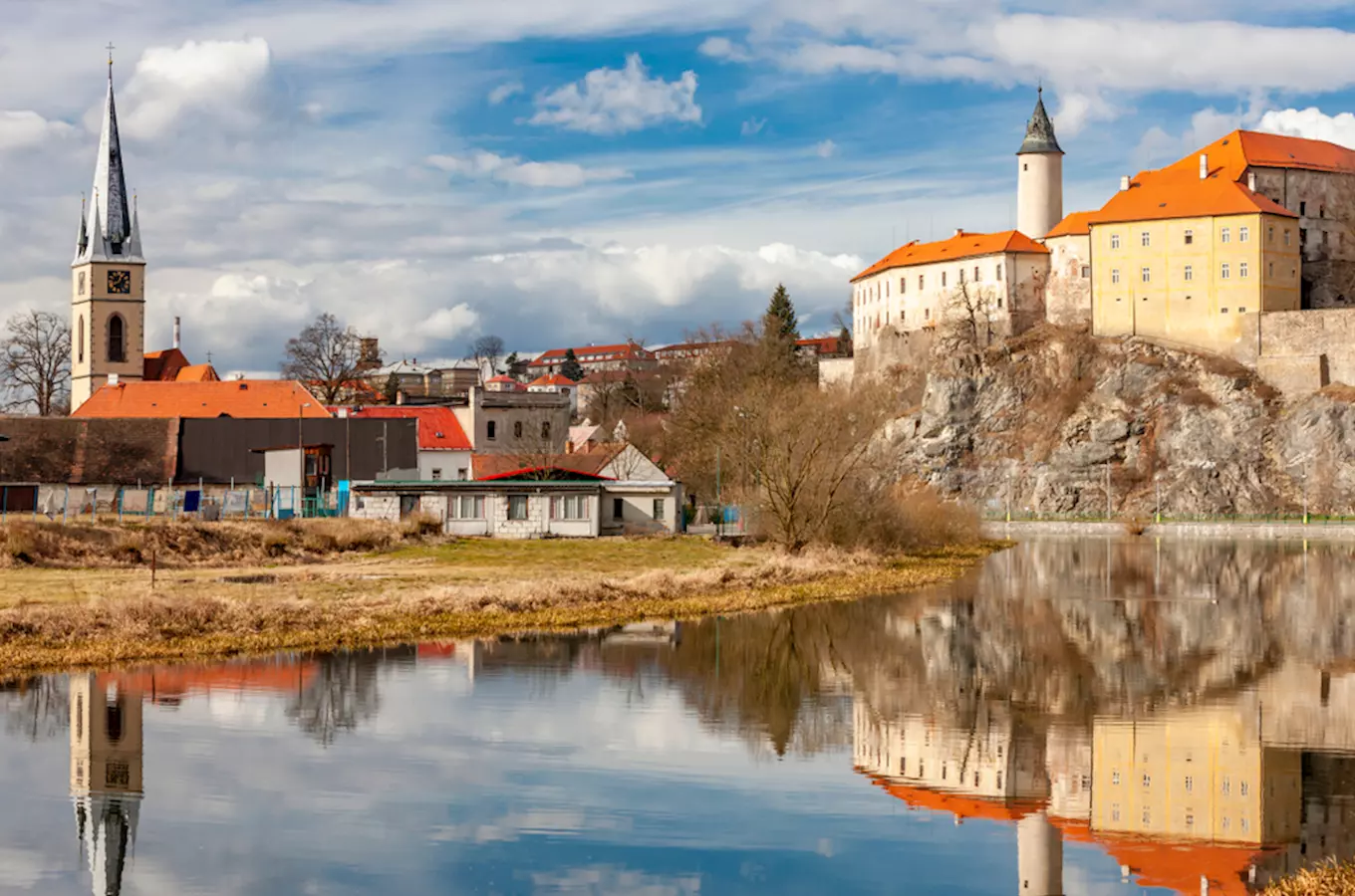 Hrad a kostel v Ledči nad Sázavou zrcadlící se v řece Sázavě