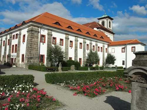 Vlastivědné muzeum a galerie v České Lípě z Klášterní zahrady