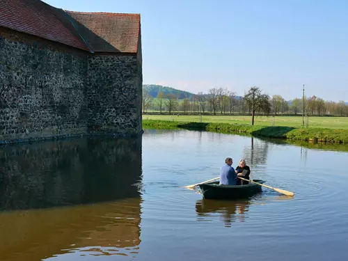 Po vodě kolem hradeb – jízdy na loďce u hradu Švihov