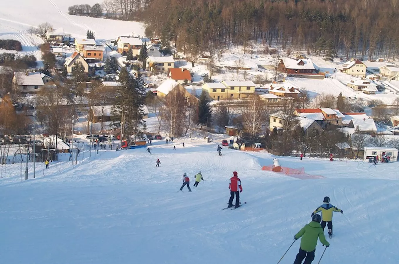 Ski areál Chotouň je v provozu i přes nepřízeň počasí, přijeďte si zalyžovat