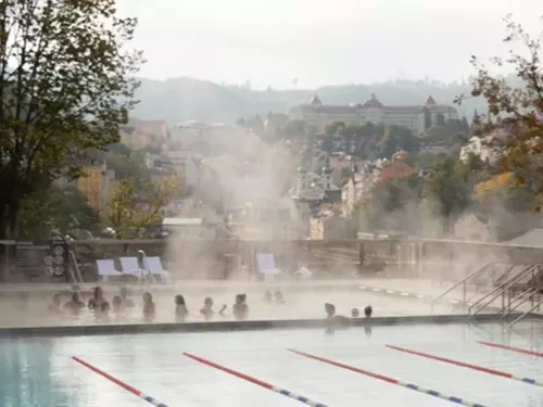 Vřídelní bazén s minerální léčivou vodou o teplotě 38 °C 
