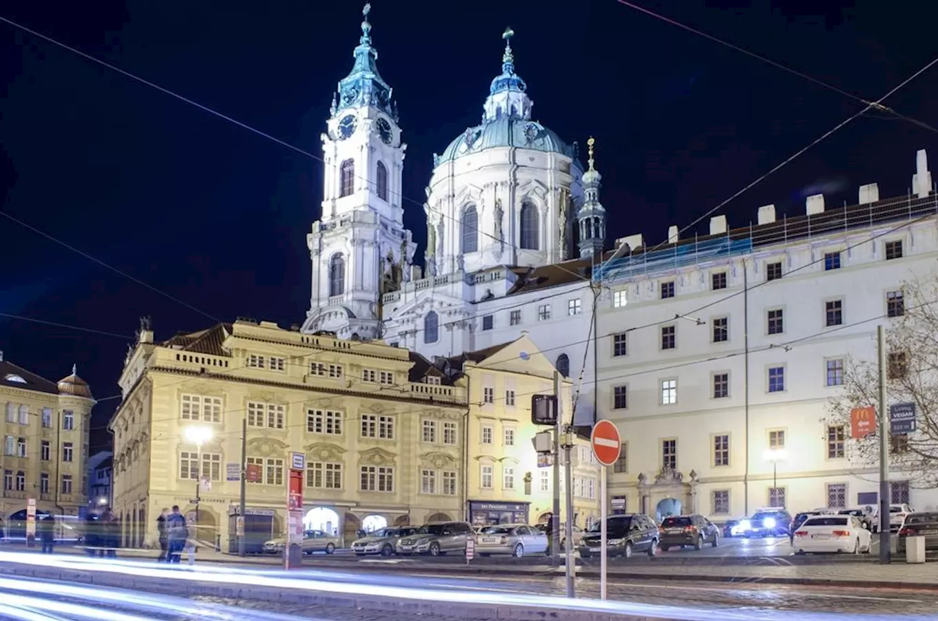 Dům U Zlatého hroznu na Malostranském náměstí