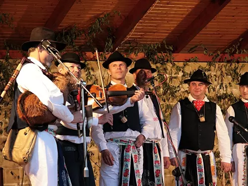 Vrbecká dědina aneb zpívání mužáků v hodové búdě