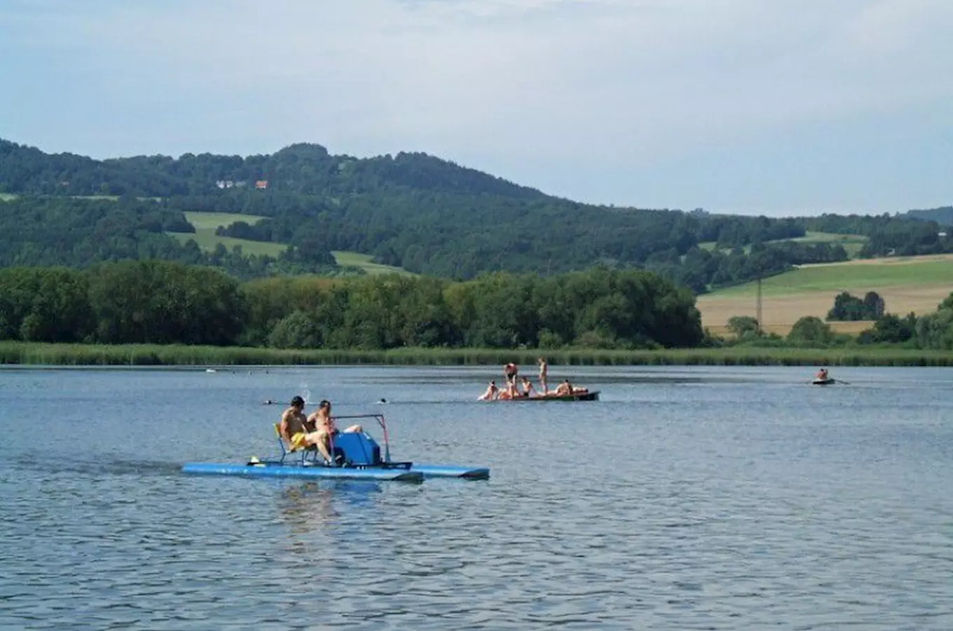 Jezero Chmelař s kempem u městečka Úštěk