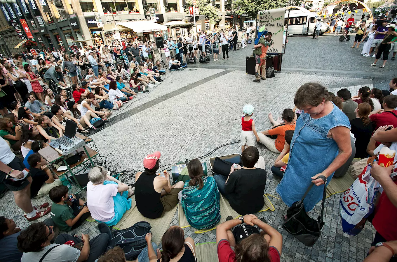 Mezinárodní festival pouličního divadla Za dveřmi