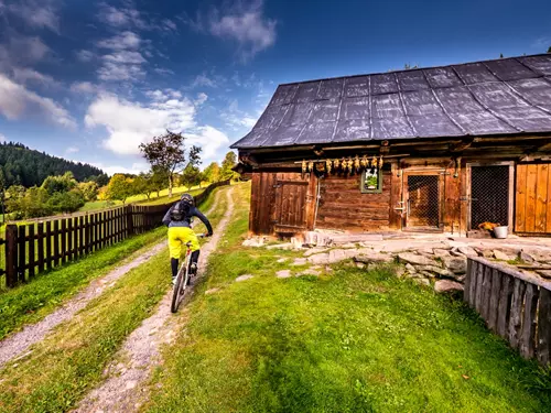 Tradice, Zlínský kraj: lidová architektura, tradiční řemesla a folklorní slavnosti, Kudy z nudy